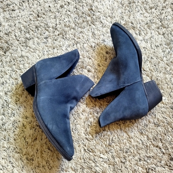 FREE PEOPLE CHARM DOUBLE V CUTOUT CHELSEA SUEDE BOOTIES DARK BLUE Sz 7,5 - Picture 1 of 9